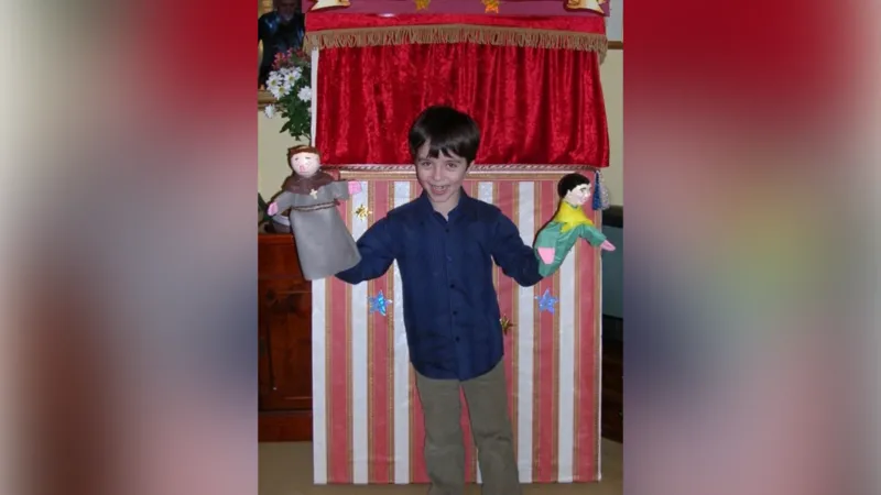 Rob Madge: Bolalikdagi uy teatri videolari oilasining qo‘llab-quvvatlashini namoyish etdi