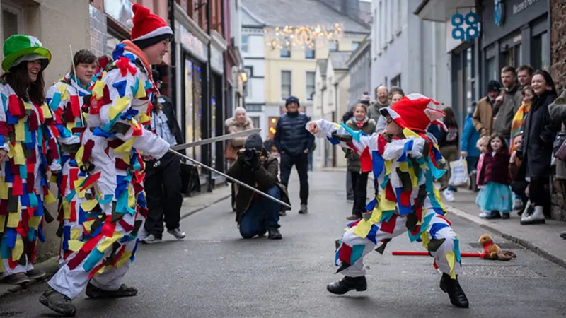 The White Boys: Man orolidagi an'anaviy xalq spektakli yana qaytmoqda