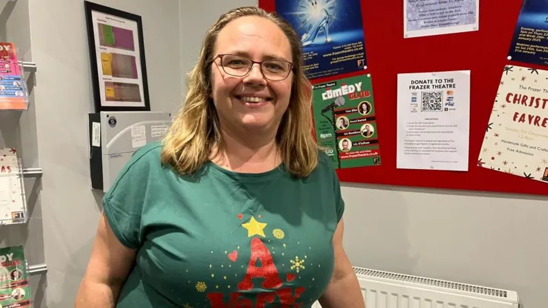 @INLIBER Seb Cheer Tashrif qilgan so‘rovlar marek`da odamlar xodimlar bilan, qishki liboslar kiyganlar